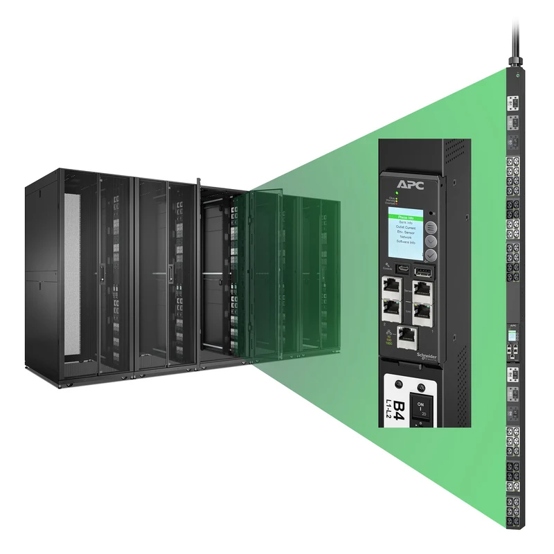 Dolu bir ekipman rack'inden çekilmiş APC NetShelter Rack PDU Advanced, ağ modülü yakın çekimi