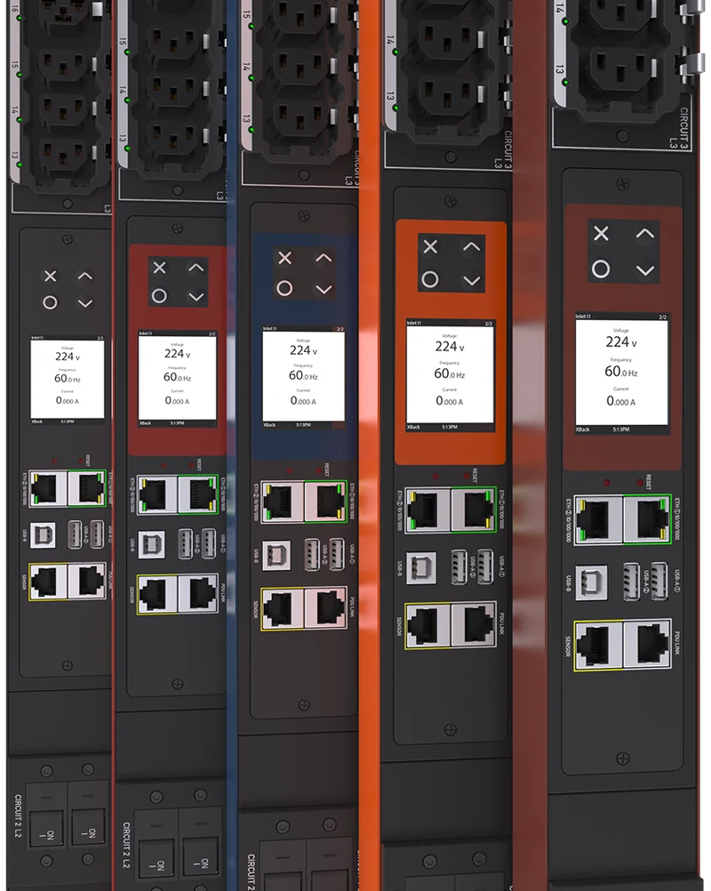Raritan PX4 rack PDU'ları, C13 prizli ve iX denetleyici ekranlı üst üste renk kodlu kasalar