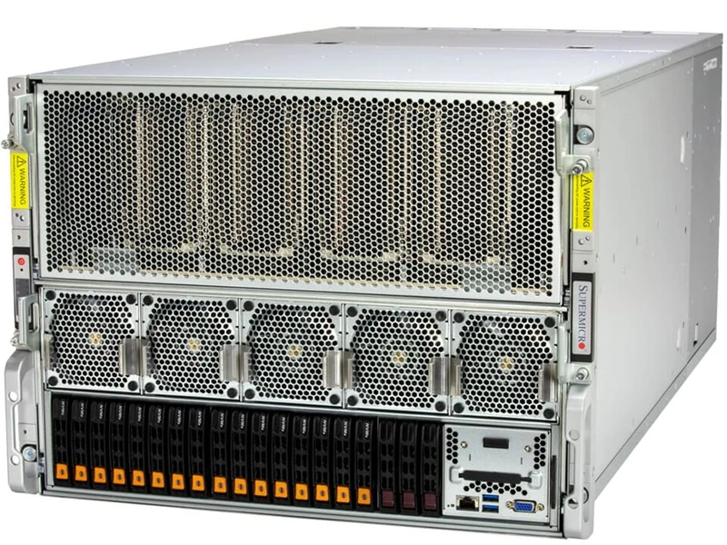 Supermicro GPU SuperServer, hava girişli file panelleri ve sıcak takılabilir güç kaynağı modülleriyle yüksek çok-U'luk kasanın önden görünümü