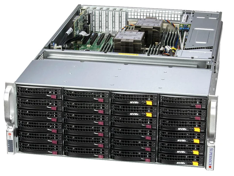 Supermicro SuperStorage sunucu, bazıları NVMe etiketli çok sayıda sıcak takılabilir disk yuvası sırasını gösteren açık kasa görünümü